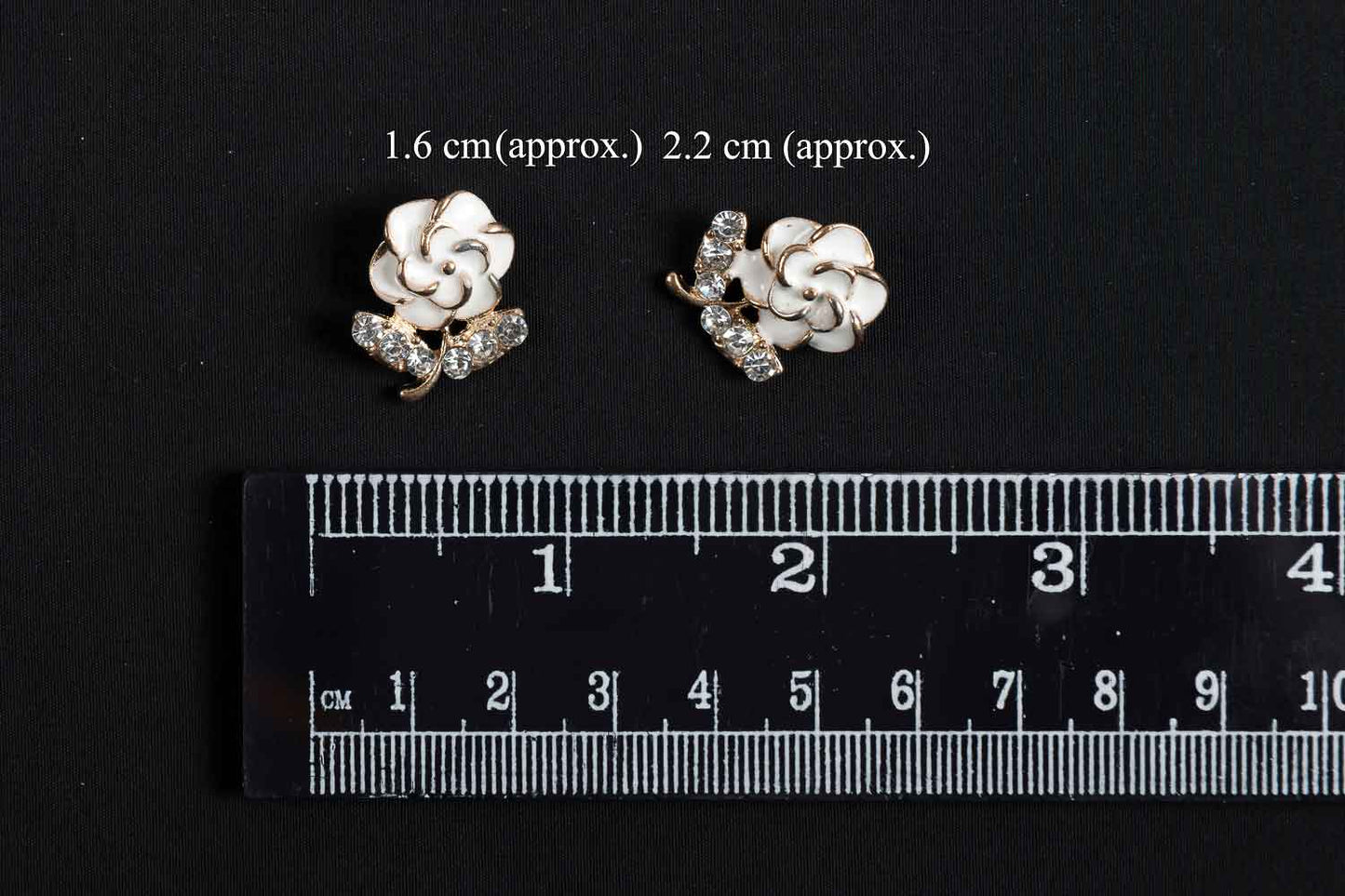 White Color Flower Shape Fancy Designer Buttons 5 Pcs