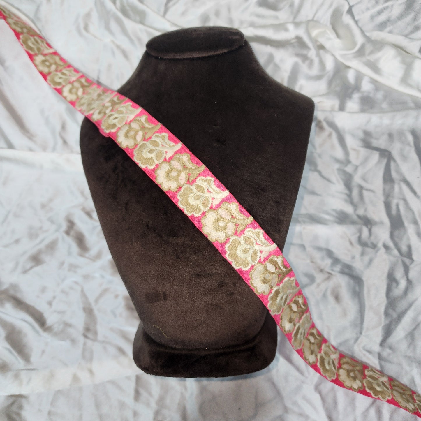 Stylish Floral Pattern Lace Trim For Designer Wear