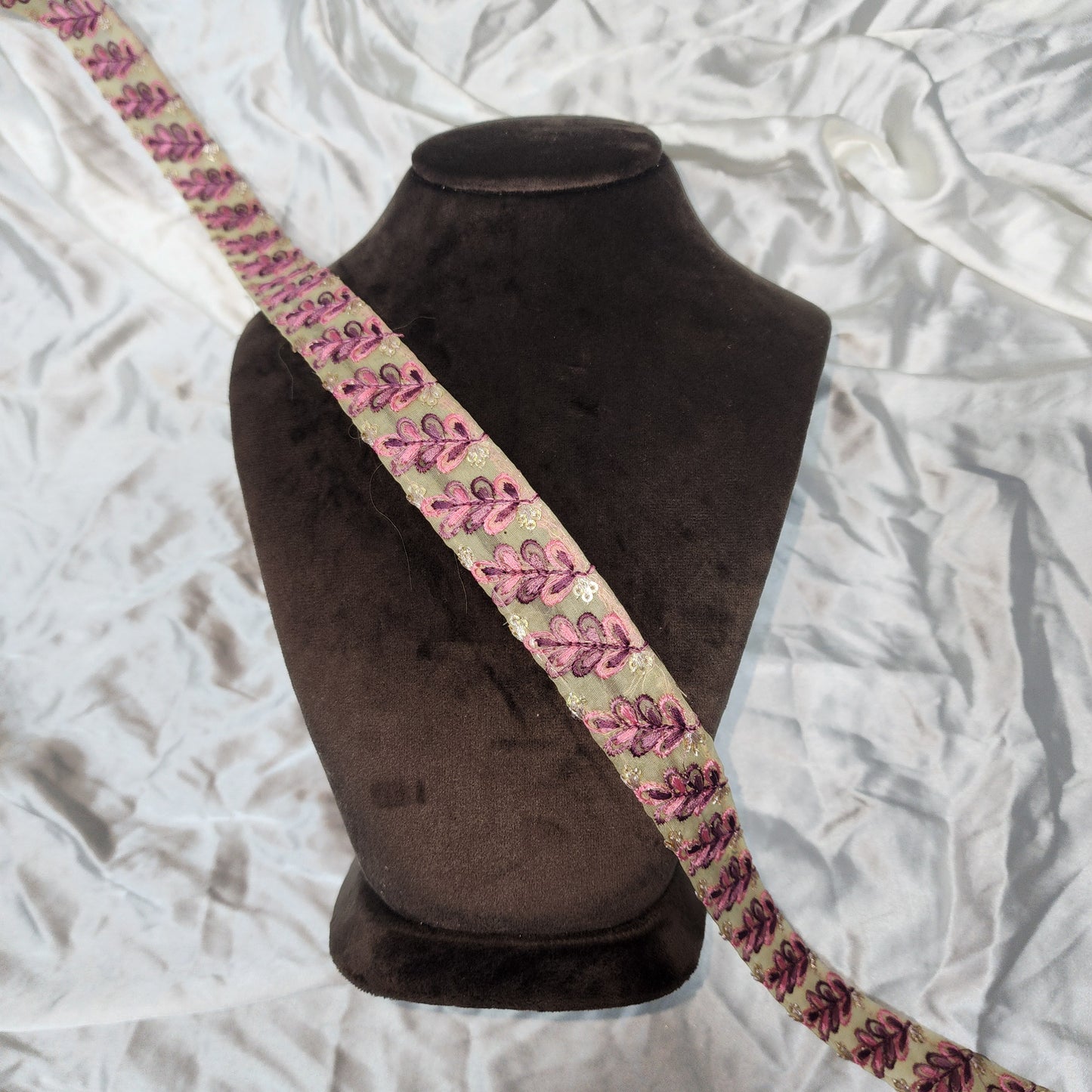 Graceful Floral Motif Lace with Fine Handwork Finish