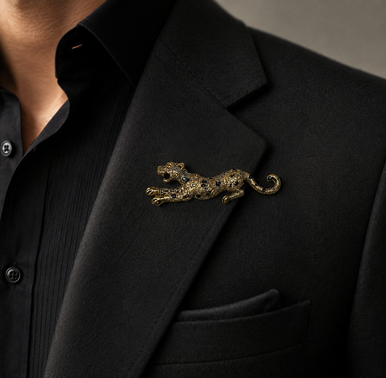 Gold leopard brooch with textured detailing