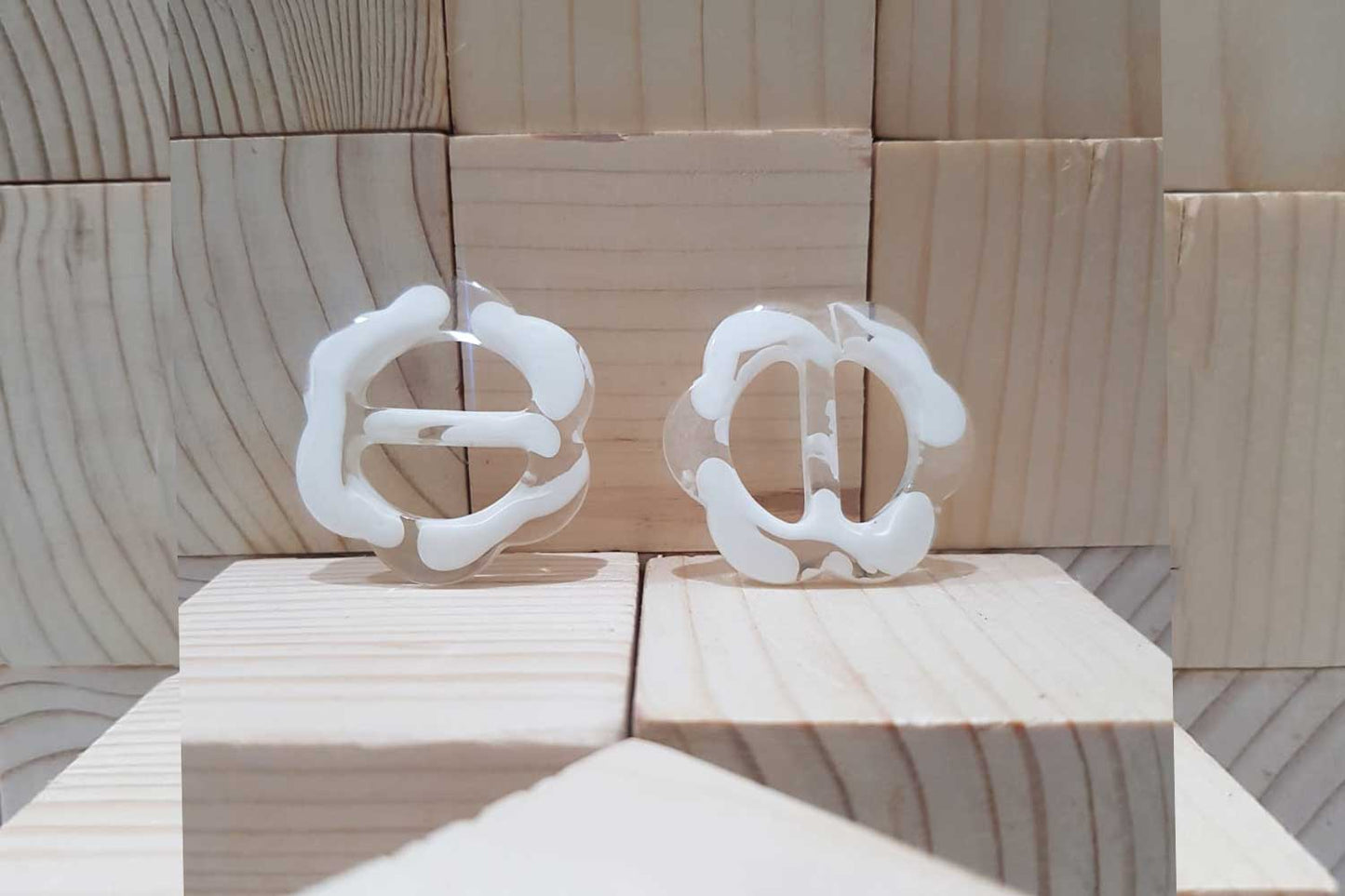 White Printed Flower Shape Plastic Buckles 4 pcs