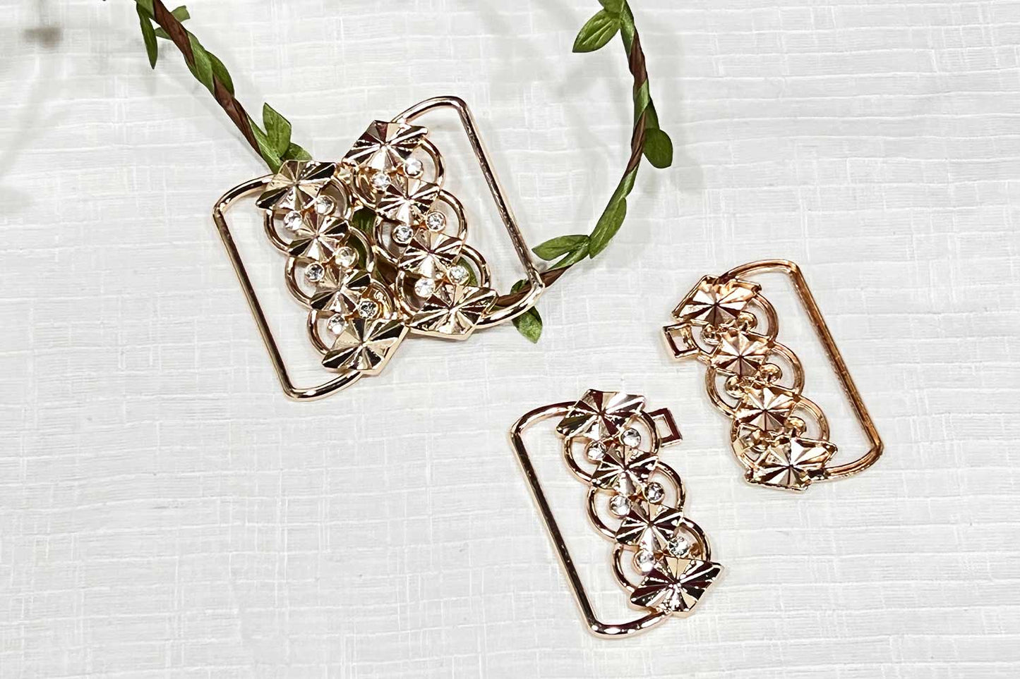 Premium quality fancy buckle with golden finish