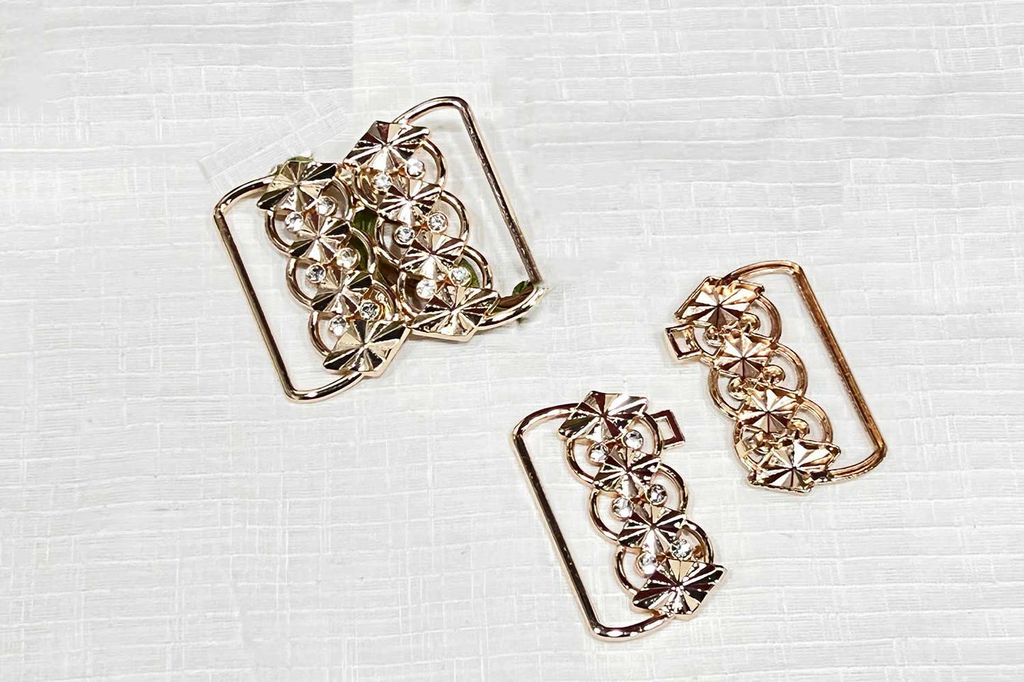 Premium quality fancy buckle with golden finish