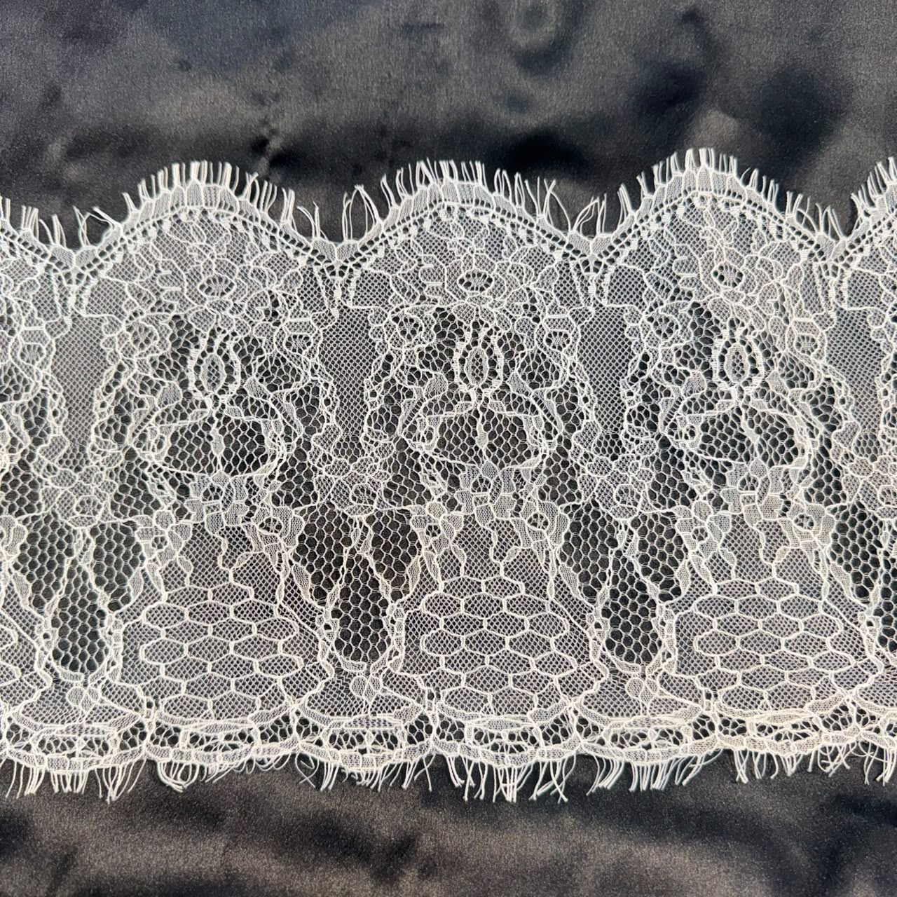 Elegant White Floral Paisley Chantilly Broad Lace