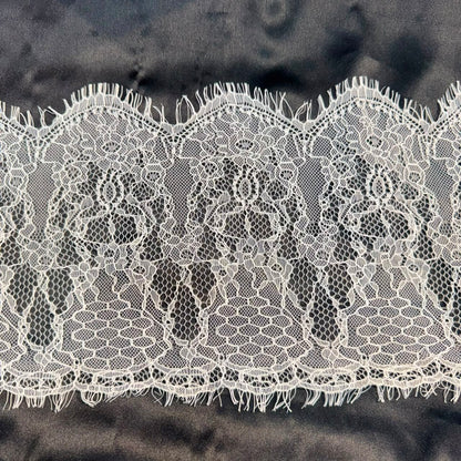 Elegant White Floral Paisley Chantilly Broad Lace