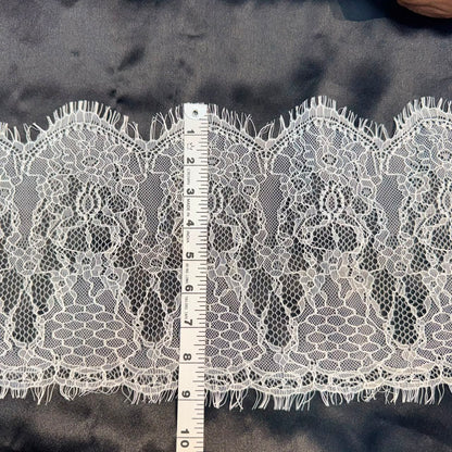 Elegant White Floral Paisley Chantilly Broad Lace