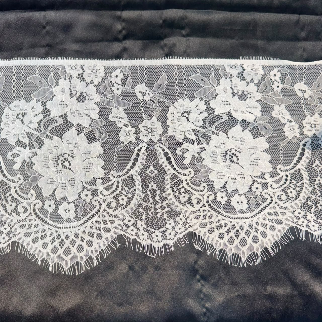 Elegant White Floral Scalloped Chantilly Lace Border