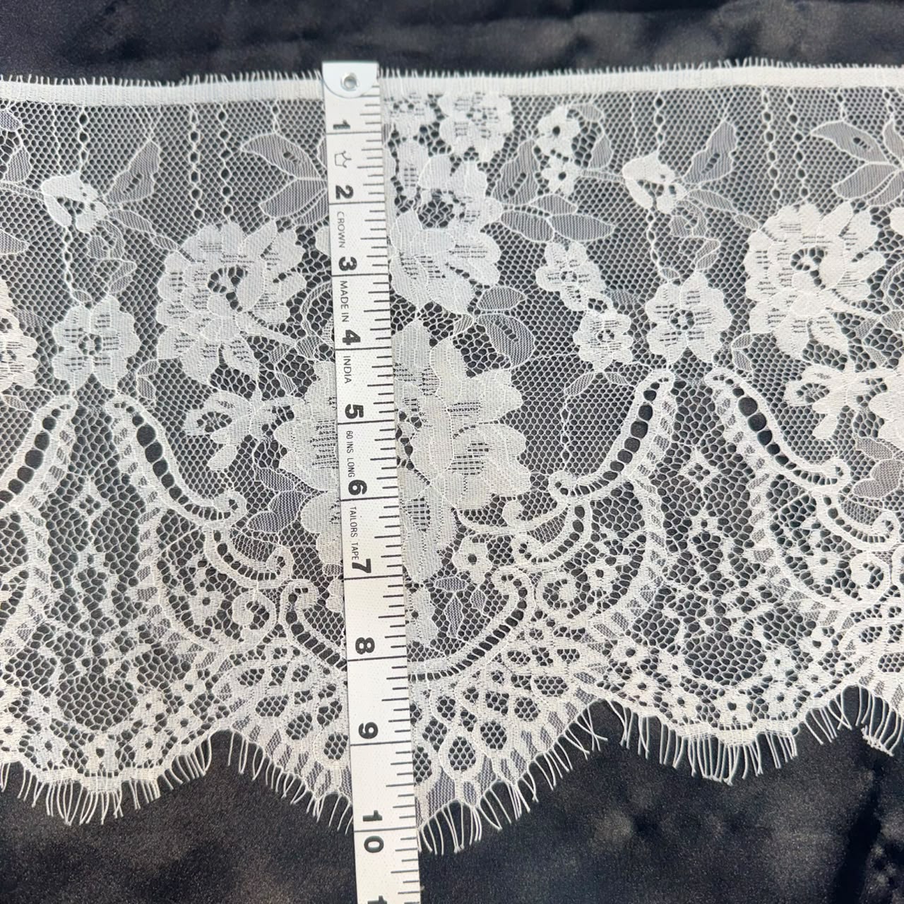 Elegant White Floral Scalloped Chantilly Lace Border