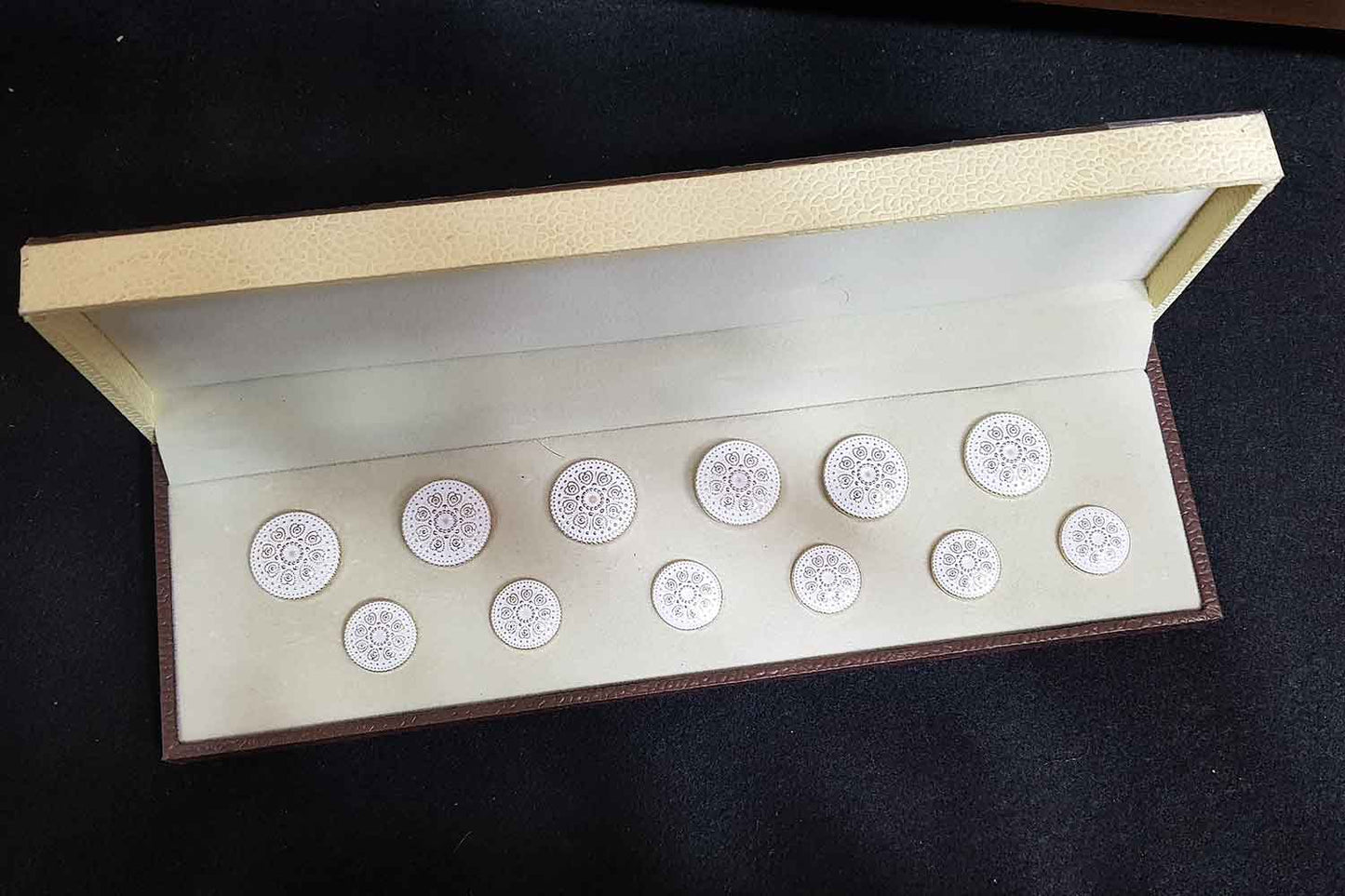 White Color Round Shape Metal Coat Buttons