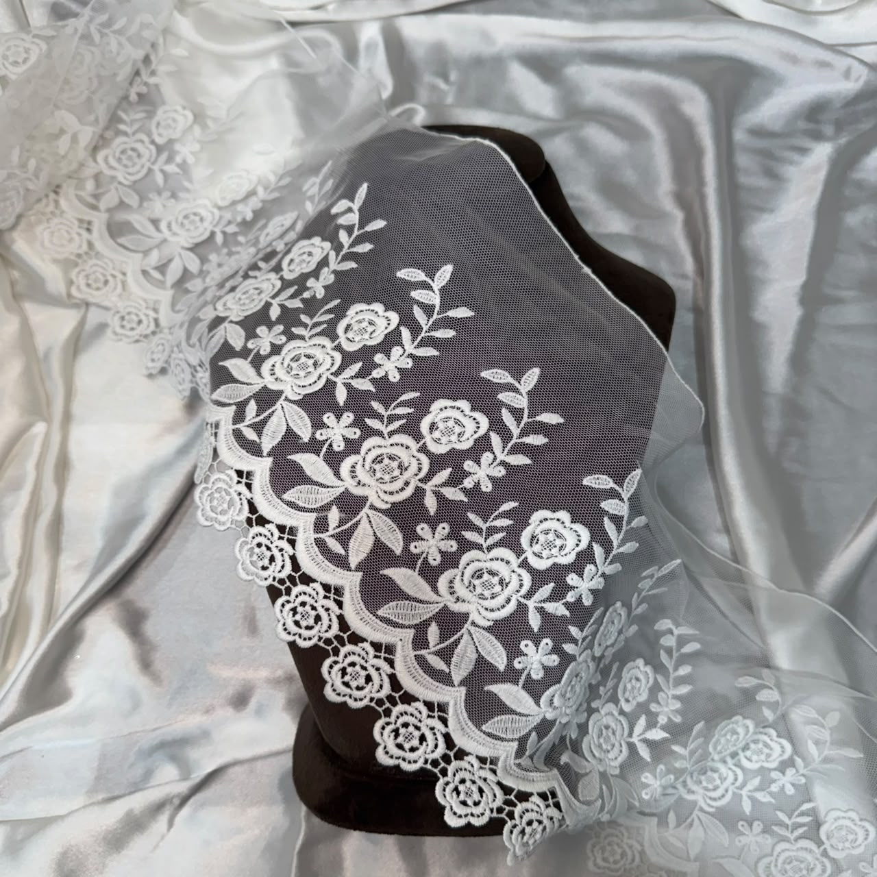 Luxury White Rose Pattern Lace Border