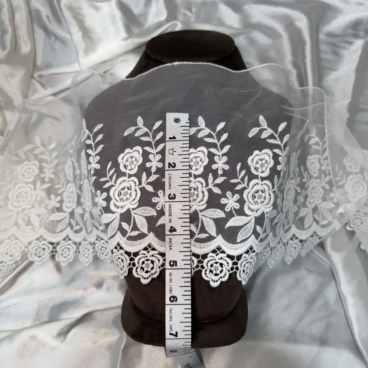 Luxury White Rose Pattern Lace Border