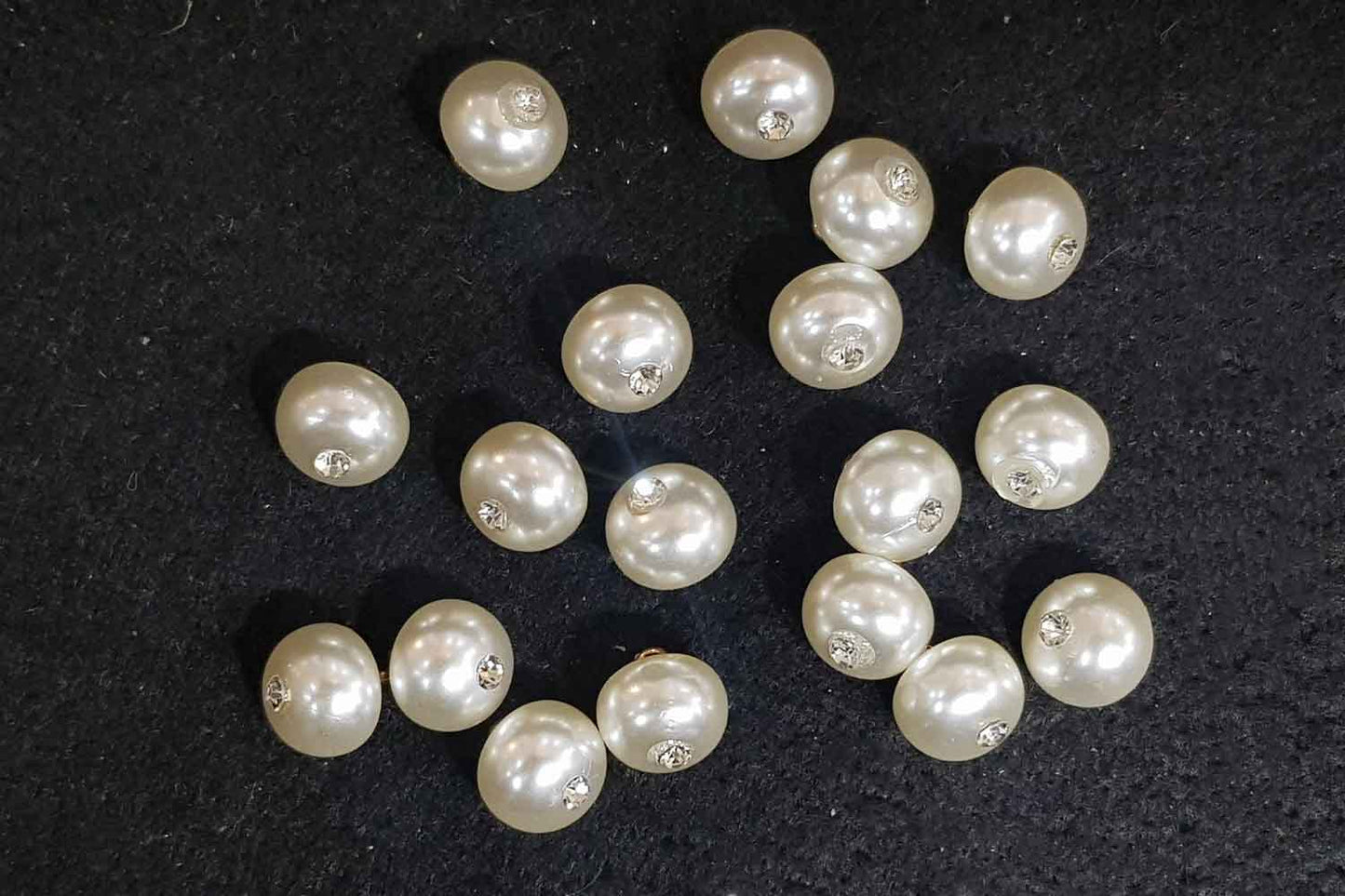 Off White Color with Center Stone Pearl Button 20 Pieces