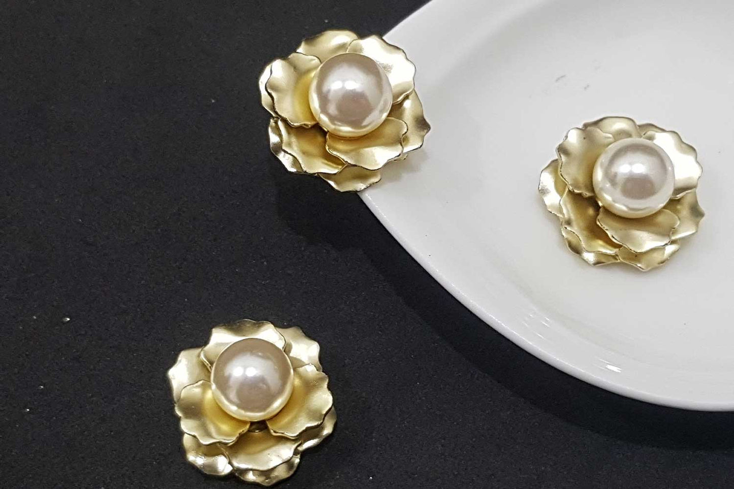 Flower Shape Metal Fancy Buttons with Center Pearl