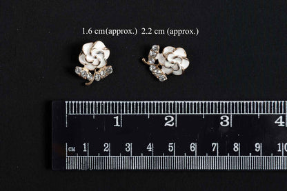 White Color Flower Shape Fancy Designer Buttons 5 Pcs