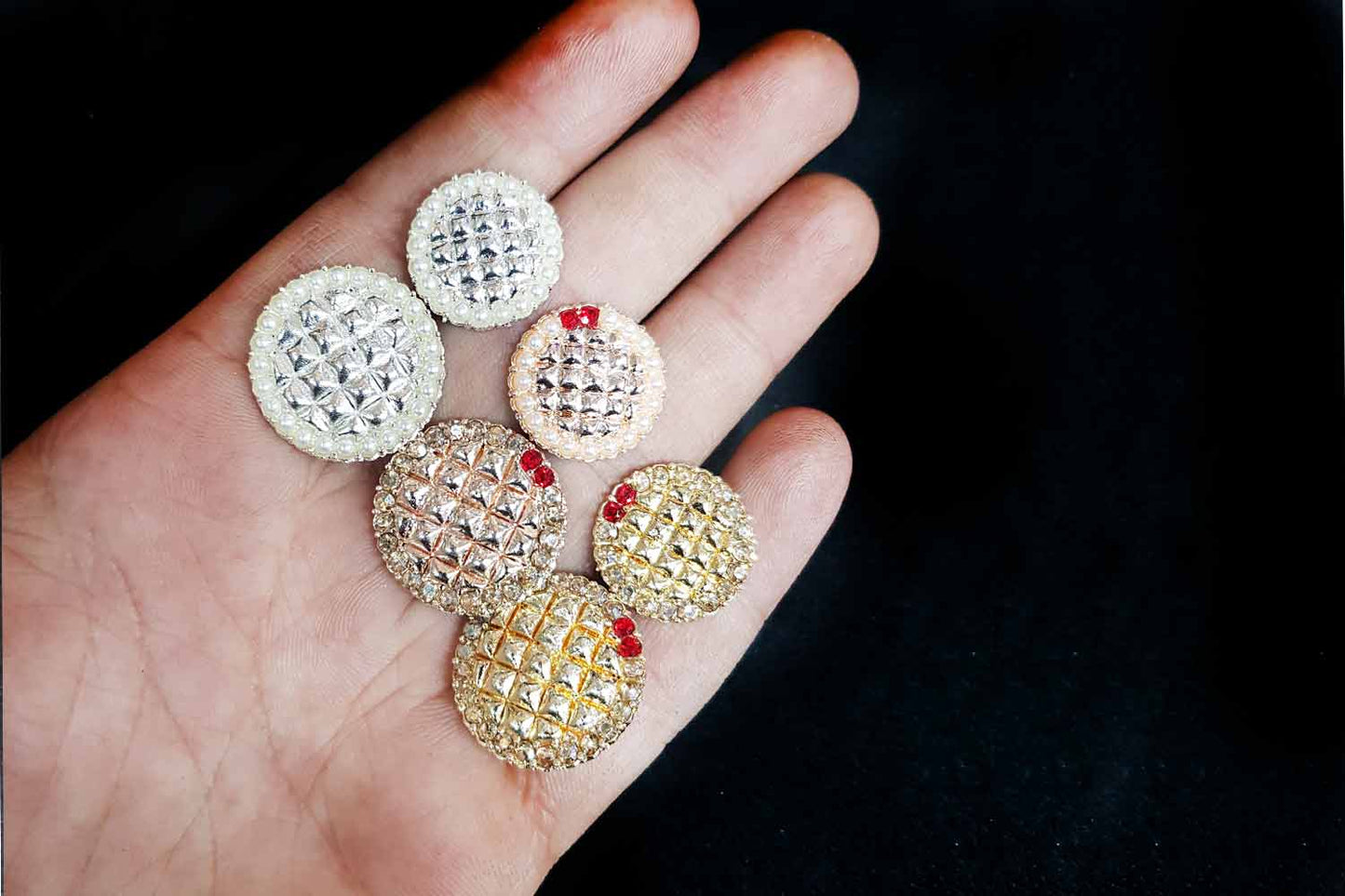 Elegant round shape with a modern finish