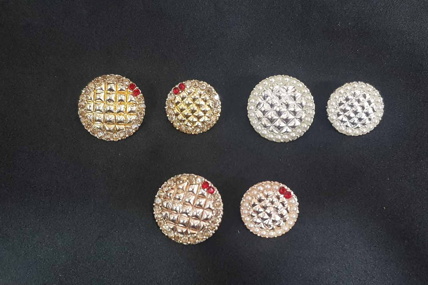 Elegant round shape with a modern finish