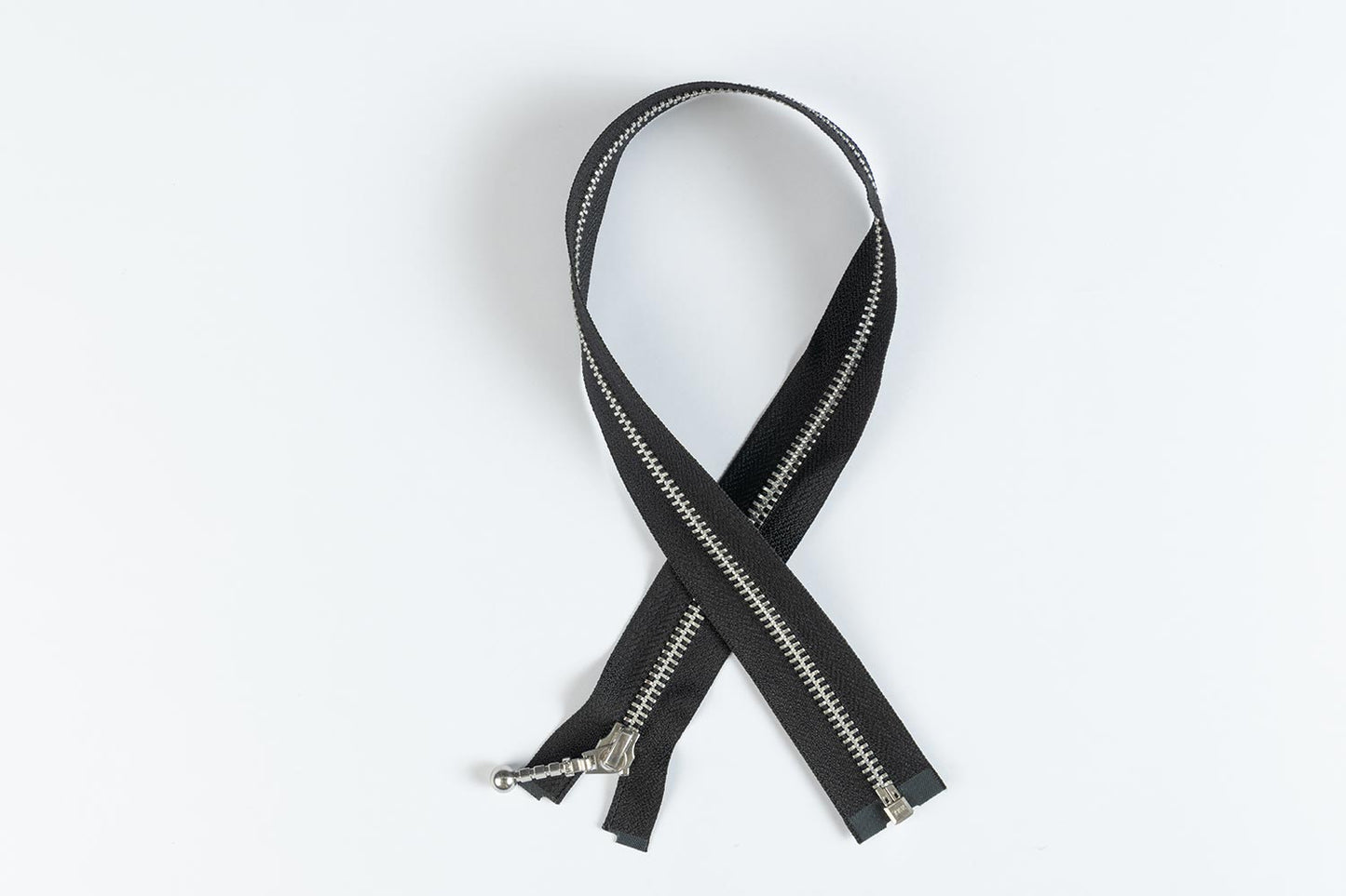 Black Color Ykk Zip with Silver Chain 20 25 inches